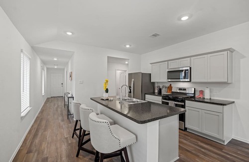 Spring Casa | Fully furnished with utilities, 3 bedrooms close to IAH airport, pets welcome!