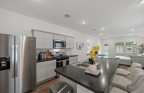 Spring Casa | Fully furnished with utilities, 3 bedrooms close to IAH airport, pets welcome!