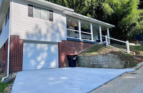Coal Grove Casa | Modern Comfort Near KDMC: 3BR Home w/Workspace & Coffee Bar