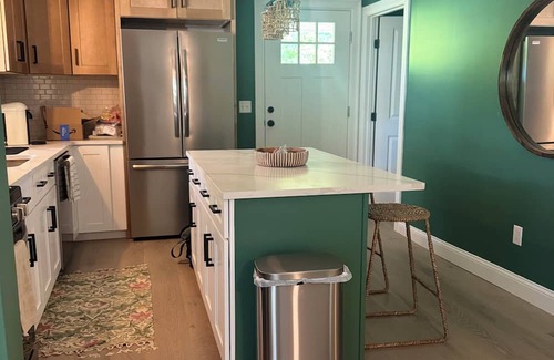 Bliss Corner Apartamento | The Sweet Escape – Stylish Beach Retreat in Padanaram w/private beach access