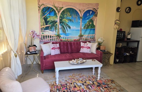 Quebrada Fajardo Apartamento | Stylish 1 bedroom apartment with fully stocked kitchen and large bathroom.