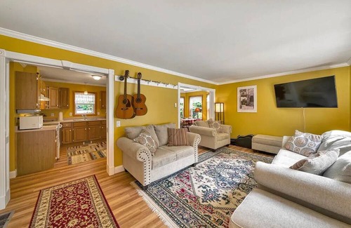 Stoddard Casa | Lakeside Escape - 4BR/2BA Retreat 2hrs from Boston