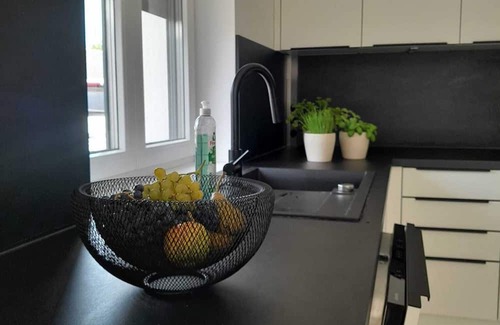 Parndorf Casa | The Moment Luxury Suites- Parndorf, Modern house in Parndorf with garden & pool
