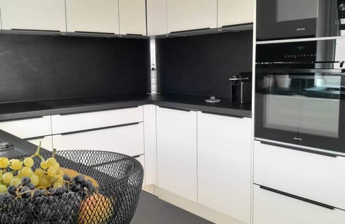Parndorf Casa | The Moment Luxury Suites- Parndorf, Modern house in Parndorf with garden & pool