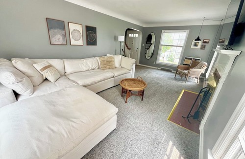 Flint Casa | Welcoming 3-bedroom house with AC in Flint. Pet and family friendly!