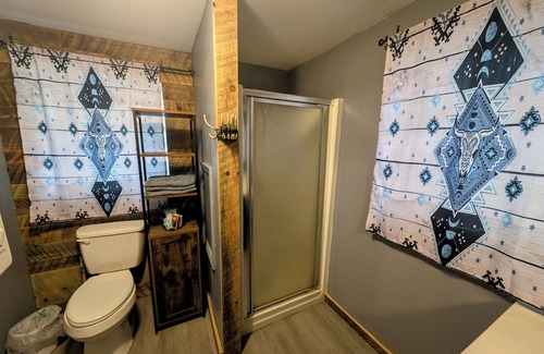 Howard Casa | Charming 2-bedroom house in Blanchard with AC
