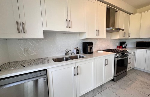 Ayr Casa | Spacious 5-Bed home, Bedm on Main Floor, 10/15 min to Paris/Cambridge/Kitchener