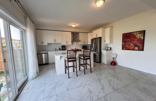 Ayr Casa | Spacious 5-Bed home, Bedm on Main Floor, 10/15 min to Paris/Cambridge/Kitchener