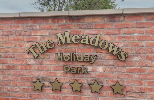 Great Hatfield Cabaña | MEADOWS PARK 4, family friendly, with hot tub in Hornsea