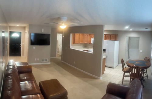 Auburn Casa | Cozy “Cord” 2-bedroom house with AC and a garage in Auburn