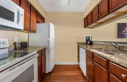 Berkeley Hotel | Comfort and Convenience! Full Kitchen, Pools! Perfect for Groups!