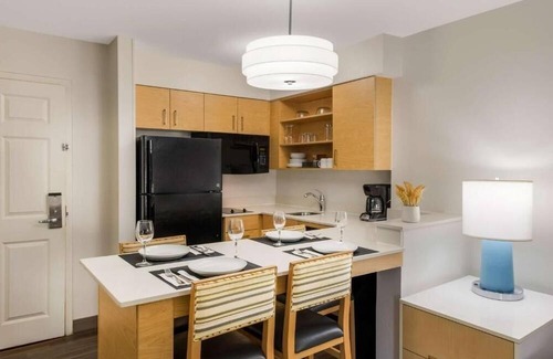 Arrowood Hotel | 4 Bright Suites with Kitchen Near Arrowood Business District – for Work Stays