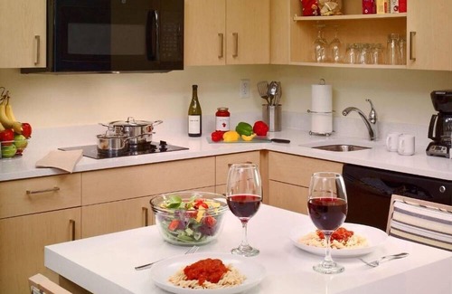 Arrowood Hotel | 4 Bright Suites with Kitchen Near Arrowood Business District – for Work Stays