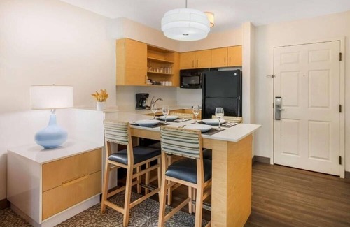 Arrowood Hotel | 4 Bright Suites with Kitchen Near Arrowood Business District – for Work Stays