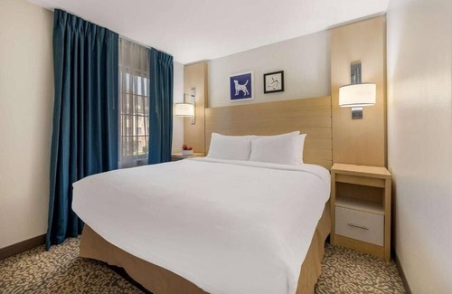Arrowood Hotel | 3 Family-Friendly Suites Near SouthPark Mall and Charlotte Douglas Airport