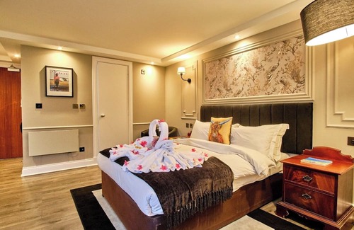 Tyndrum Hotel | Tranquil Tyndrum Lodge with Scenic Views, Garden Walks & Meals Included
