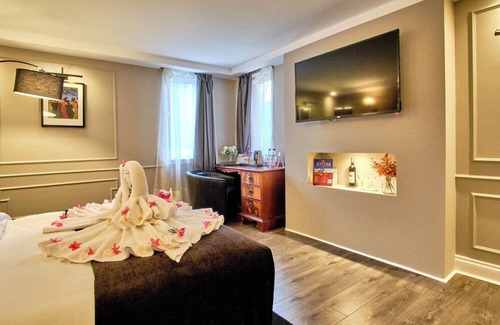 Tyndrum Hotel | Tranquil Tyndrum Lodge with Scenic Views, Garden Walks & Meals Included