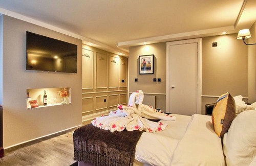 Tyndrum Hotel | Serene Highland Stay + Breakfast, Games & Gardens by Loch Lomond Park Trails