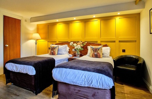 Tyndrum Hotel | Relaxing Highland Getaway + Breakfast, Pool Table, Table Tennis & Nature Walks