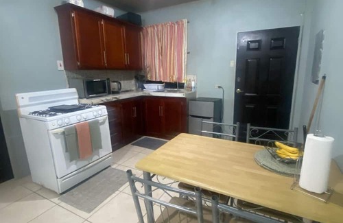 Penal-Debe Apartamento | 2-bedroom apartment in tranquil Golconda with AC