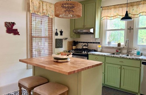Pride Casa | Country Retreat with ponds-views-porches & pups