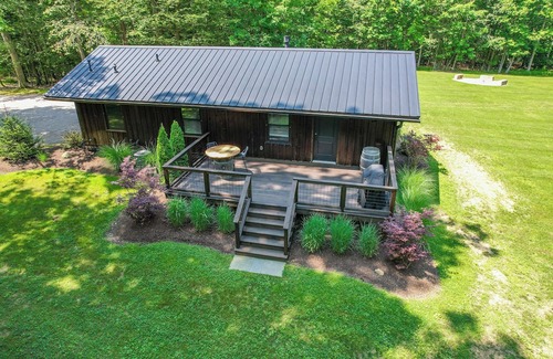 Madison Cabina | Luxury Lodge w/Hot Tub, Fire Pit & Scenic Trails on 450-Acre Ohio Wine Country
