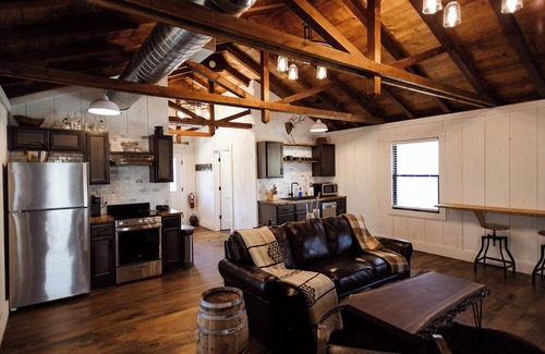 Madison Cabina | Luxury Lodge w/Hot Tub, Fire Pit & Scenic Trails on 450-Acre Ohio Wine Country