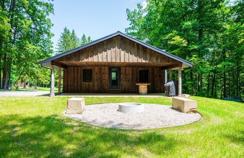 Madison Cabina | Cozy Rustic Cabin w/Hot Tub & Scenic Trails in Ohio’s Wine Country