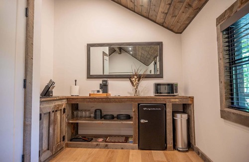 Madison Cabina | Cozy Rustic Cabin w/Hot Tub & Scenic Trails in Ohio’s Wine Country