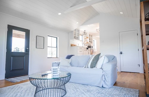 Madison Cabina | Modern Farmhouse w/Hot Tub, Lake Views & Scenic Trails in Ohio Wine Country