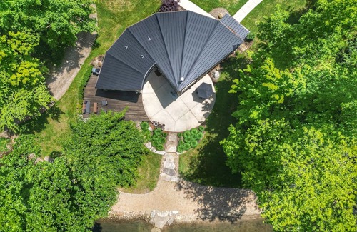 Madison Chalet De Esquí | Lakeside Chalet w/Private Deck, Wood Stove & Scenic Trails in Ohio Wine Country