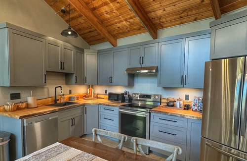 Madison Chalet De Esquí | Lakeside Chalet w/Private Deck, Wood Stove & Scenic Trails in Ohio Wine Country