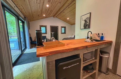 Madison Cabina | Rustic-Chic Woodside Cabin w/Hot Tub & Private Deck on 450-Acre Ohio Retreat