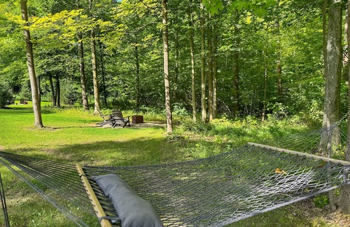 Madison Cabina | Rustic-Chic Woodside Cabin w/Hot Tub & Private Deck on 450-Acre Ohio Retreat