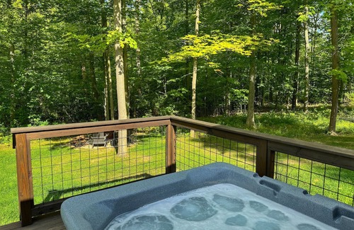 Madison Cabina | Rustic-Chic Woodside Cabin w/Hot Tub & Private Deck on 450-Acre Ohio Retreat