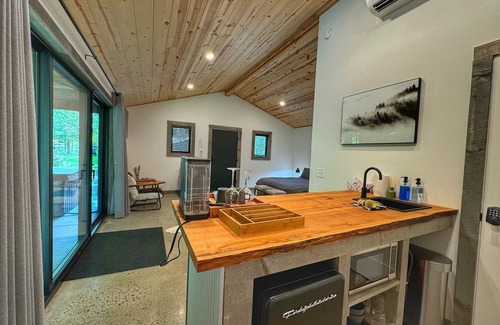 Madison Cabina | Charming Woodside Cabin w/Private Hot Tub & Scenic Trails at Standing Rock Far