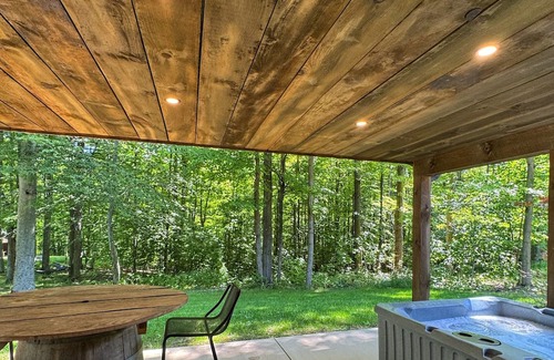Madison Cabina | Charming Woodside Cabin w/Private Hot Tub & Scenic Trails at Standing Rock Far