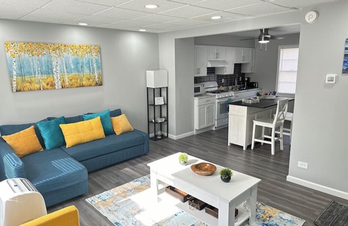 East Hazel Crest Apartamento | Peaceful and comfy home away from home in the ‘burbs oasis