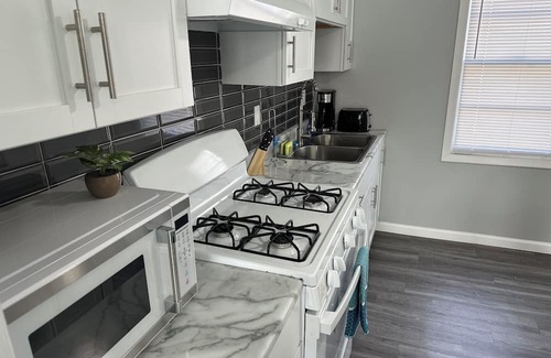 East Hazel Crest Apartamento | Peaceful and comfy home away from home in the ‘burbs oasis