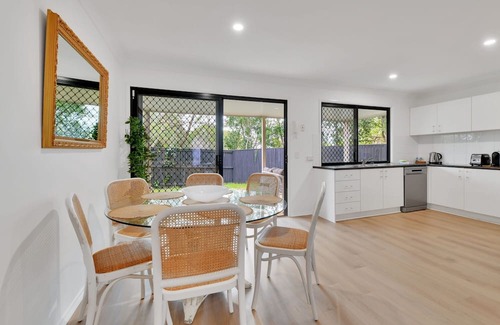 Carindale Casa | Homely 3-Bed Townhouse with Pool & Gym Access