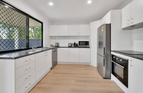 Carindale Casa | Homely 3-Bed Townhouse with Pool & Gym Access