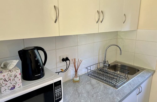 Windermere Park Apartamento | Cabin style garden studio near the lake with private access.