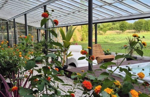 Velvary Casa | Unique and Private Country House with Sauna, Jacuzzi and Hawaiian Hothouse Spa!