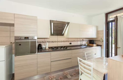 Cesate Cabaña | Villa luminosa con balcone e jacuzzi, zona Milano