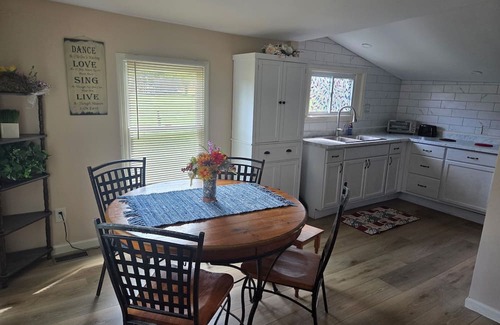 Leroy Casa | Quaint Country Home with Hot Tub