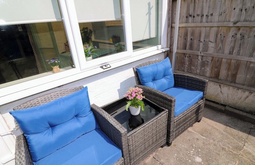 Edwinstowe Cabaña | FAYE COTTAGE, pet friendly, character holiday cottage in Edwinstowe