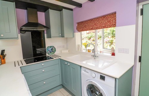 Edwinstowe Cabaña | FAYE COTTAGE, pet friendly, character holiday cottage in Edwinstowe