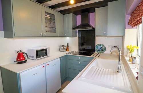 Edwinstowe Cabaña | FAYE COTTAGE, pet friendly, character holiday cottage in Edwinstowe