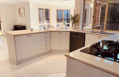 Carindale Casa | Spacious 5-bedroom house in lovely Carindale with AC