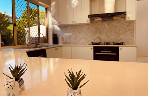 Carindale Casa | Spacious 5-bedroom house in lovely Carindale with AC
